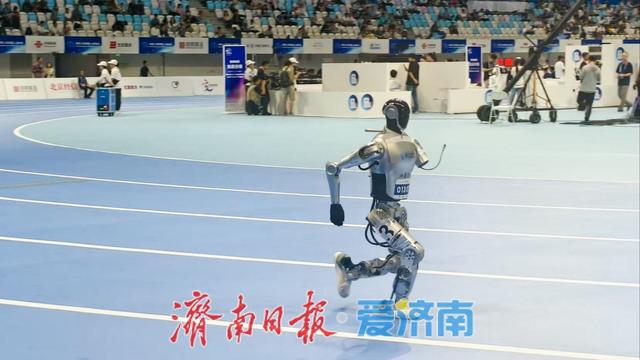 断臂跑完1500米全程，济南造机器人平衡能力刷屏