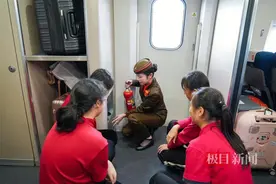 研学路上学习安全知识，高铁列车里开展安全小课堂图片