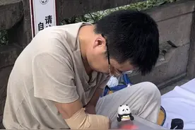 成都都江堰：“无手”小哥捏出精美泥塑作品 励志人生获百万粉丝关注丨看见正能量图片