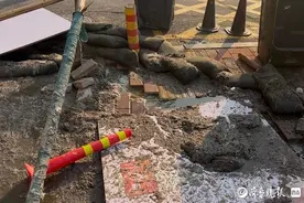 小区排污管渗漏致路面污染，物业：将更换管道以彻底维修图片