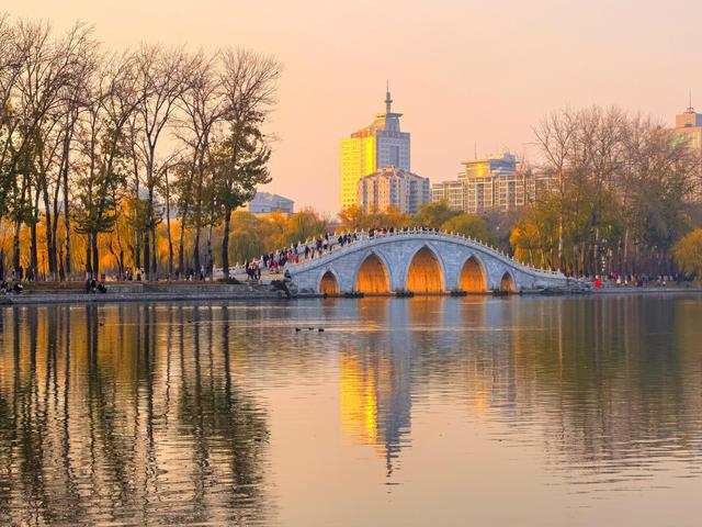 北京玉渊潭公园，也有“金光穿洞”！