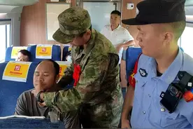 “是我应该做的”！去往军营的列车上，这名新兵救助突发疾病旅客图片