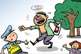 酒后骑行被查，他竟趁交警不备挥拳打头，江西宁都办理新规后首例袭警案图片