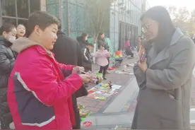 萌娃“摆地摊” 跳蚤市场嗨翻天图片