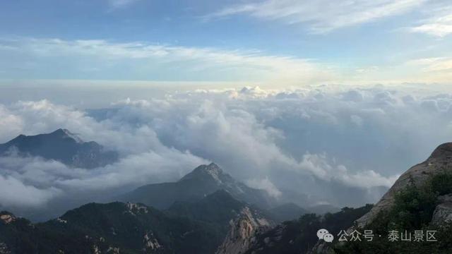 泰山雨霁：云雾织仙境，霞光染群峰，这泼墨山水里藏着夏日最治愈的奔赴