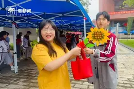 高三女老师给学生送高考祝福！“隐藏”彩蛋：我不是一个人在送考图片
