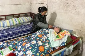 守护瘫痪丈夫17载的贤妻图片