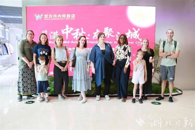 武汉市内免税店邀国际友人共庆中秋