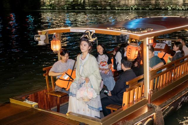 金秋十月去哪儿 万千气象成都行｜岸上猜灯谜，江上赏月 来夜游锦江体验中秋盛宴