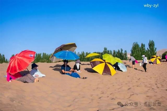 敦煌鸣沙山下兴起沙疗热