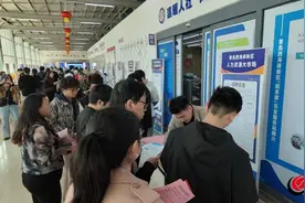 青岛西海岸新区镇街变“搭子”，就业有“路子”图片