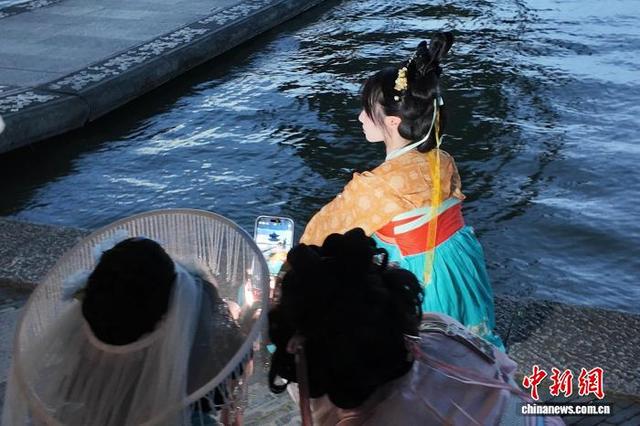 杭州西湖夏日美景吸引游客打卡