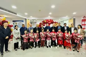 108坊故事|“老伴儿，你今天太美了！”社区里九对老人拍婚纱照图片