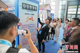 王祖蓝“打卡”东博会 冀助广西特色产品走向国际舞台图片