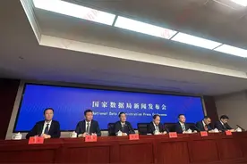 中国电信答每经问：基于云网能耗数据构建智慧基站、机房节能等应用，2024年累计节省电费6.4亿元，减少碳排放50万吨图片