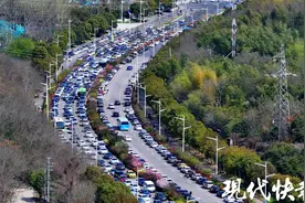 车多人多！清明节前最后一个周末，南京各大墓园迎来祭扫客流高峰图片