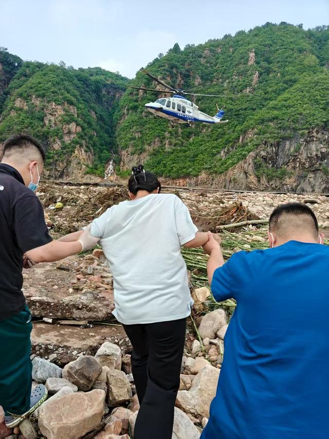 北京警用直升机持续开展空中救援