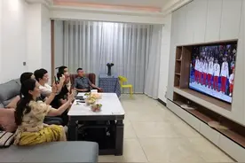 极目锐评∣“无臂飞鱼”袁伟译为湖北揽获残奥会第二金，让人热血沸腾是因为精神滚烫图片