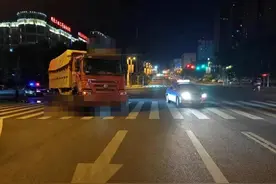 货车右转碰撞碾压超载电动自行车，致一家人3死1伤，货车司机被建议追究刑责图片