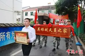 少将副司令员、市委书记、厅长，为“英雄航天员”家庭送喜报图片