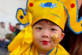 太萌了！安阳内黄3岁萌娃踩高跷表演萌翻众人图片