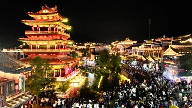 曲靖入夜时 聚拢是烟火 摊开是千年