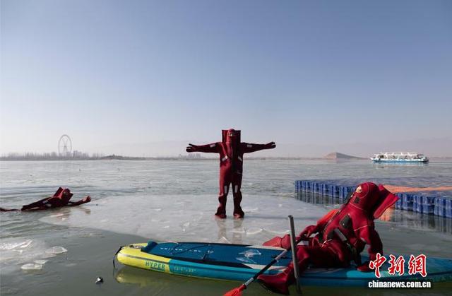 宁夏银川：冰浮项目解锁冬日乐趣