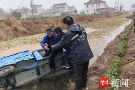电三轮失控栽入河中 好村民接力救人捞车图片