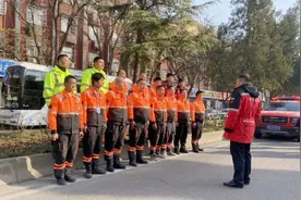 洛阳神鹰救援队首批队员启程甘肃图片