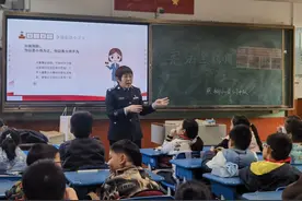 “法”进校园，“宪”在同行！济南市燕柳小学三（7）中队立志做知法懂法好少年图片