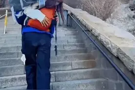 陪爬泰山小伙称为挣钱透支了身体 每次下山膝盖疼的厉害图片