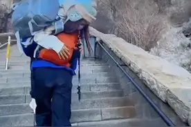 陪爬泰山小伙称为挣钱透支了身体 每次下山膝盖疼的厉害图片