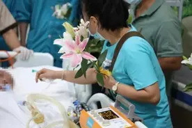 泪别！她意外去世，年仅21岁图片