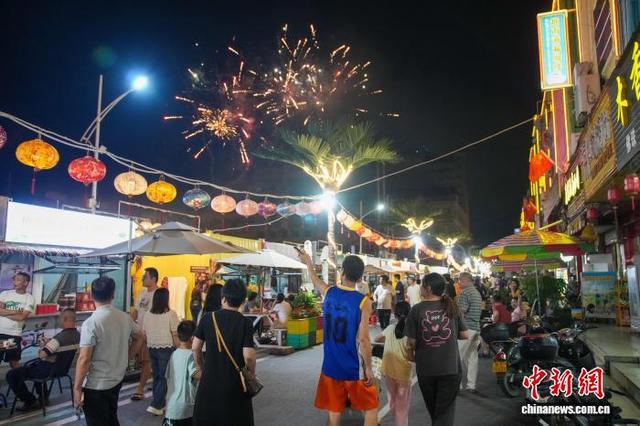 广西凭祥：中越边境“跨国不夜城”引游人