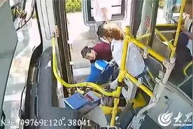凡人善举暖人心  青岛公交车驾驶员做好事获乘客点赞图片