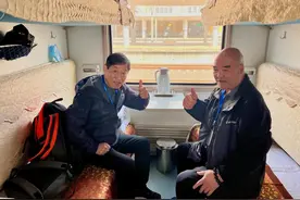 青岛2025年首趟“银发旅游专列”在城阳启程图片