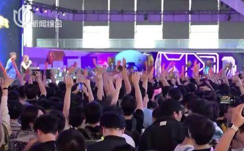 上海今天什么情况？从地铁站里排出去百米长队，无穷无尽！网友：到底有谁在啊……