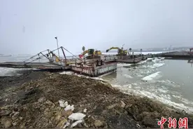 饶河口岸拆除中俄界江“贸易冰路”图片