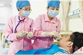 徒手盲插鼻空肠管 打通“生命通道”图片