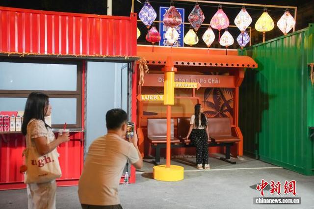 广西凭祥：中越边境“跨国不夜城”引游人