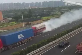 高速正拍戏？“喷气式货车”一路滚滚浓烟图片
