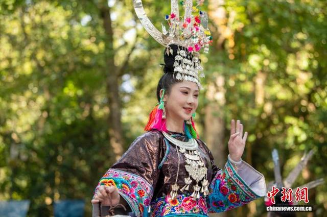 贵州岜沙：芦笙堂变身T台 千年苗寨上演“村T”时尚秀