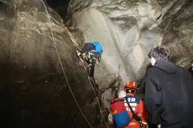 25名大学生爬山探险被困张家界峡谷，消防员：3小时转移被困人员图片