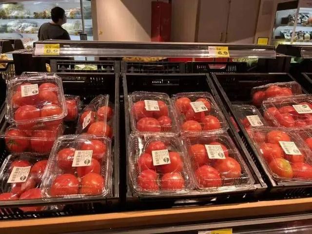上海阿姨直呼“比菜场便宜”！知名折扣店竟然开始卖生鲜了，价格低到惊人，新鲜吗？