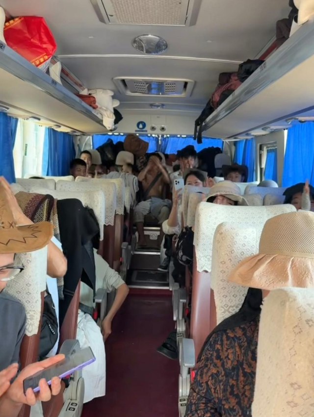 一家三代35人的“春节大巴”：14天自驾6000公里