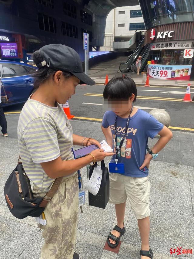 深圳华强北兴起小孩哥代送外卖潮，帮外卖员跑腿每单收费1、2元，有家长暑假带4个孩子送；有人称干了四五年，一天送500至600单