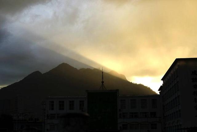 鹤峰秋来风景异 彩虹霞光映容美