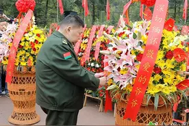 毛新宇携家人清明回韶祭祖图片