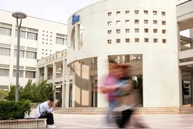 寻找山东最美大学|山东管理学院张冠东：《卡点下课跑去抢饭》图片