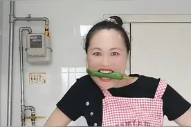 河南52岁阿姨跳“断头舞”走红：一开始是好奇，要技巧才有感觉，真不是特效！图片